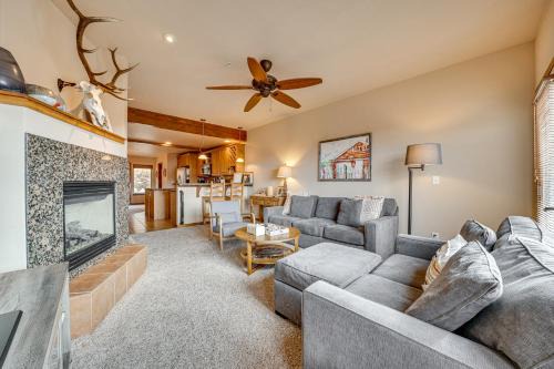 6 Mi to Winter Park Resort Townhome with Hot Tub!