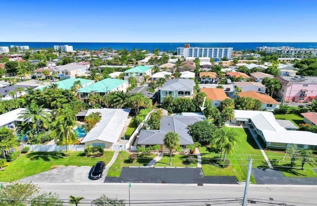 6 min walk to the beach and shopping. Private backyard!