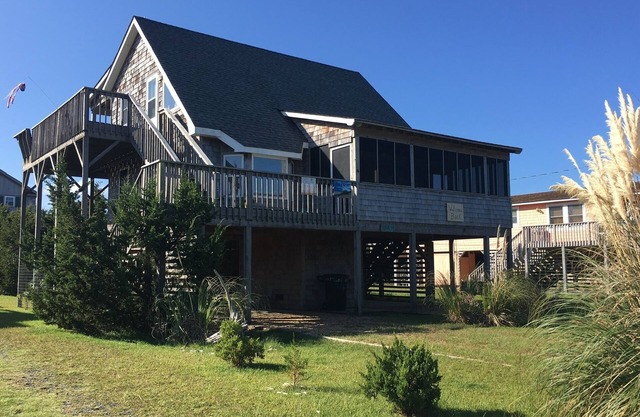 6 min walk to the beach, Welcome Back is a cozy, pet friendly oceanside cottage!