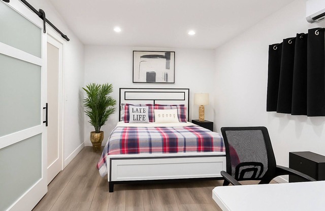 6 Minutes to the Casino! Private Clean Suite Getaway | Work & Relax in Style