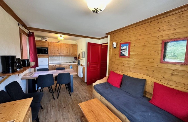 6-person apartment, ski-in/ski-out, pool, parking, WIFI