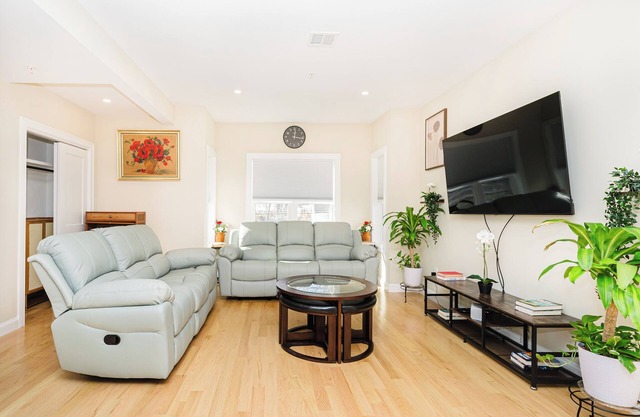 60-2 3BR Boston - Modern Apt near Franklin Park