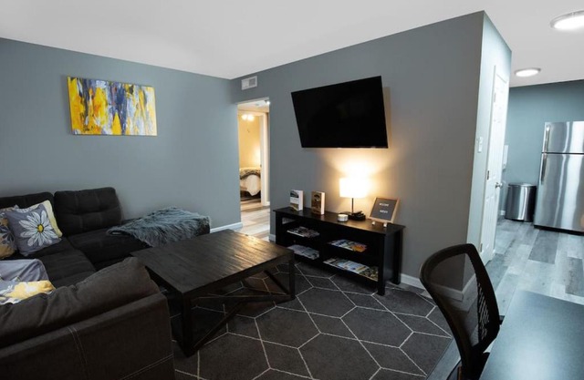 604 1 Two Bedroom One Bath with King near Main Street