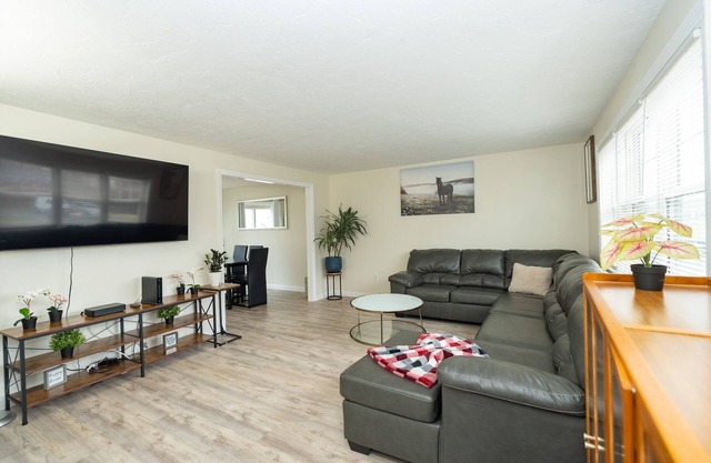 65 - 5BR - Randolph Elegant Haven near Dog Park