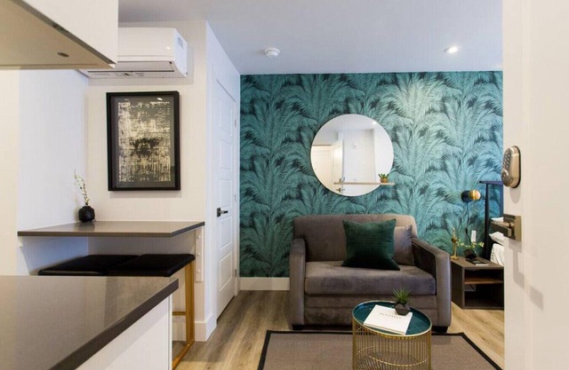 6768 - 303 · Studio Palms Steps from Jean Talon Market Full Bath by Den Stays