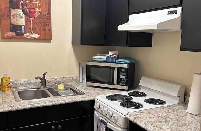 6B - Comfy Studio near U of O and Downtown
