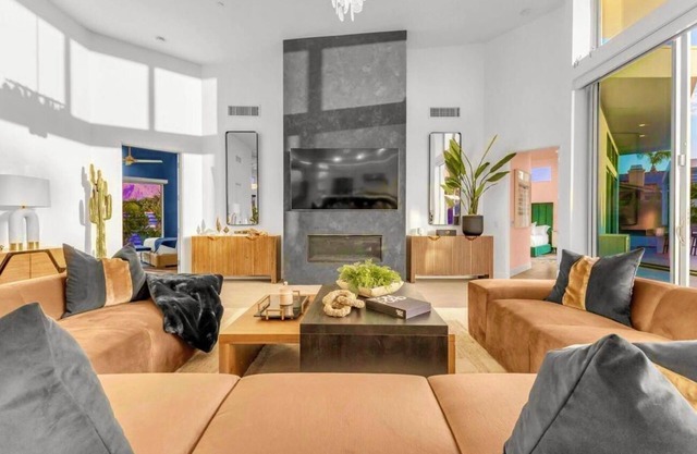 6BD/4BA Luxury Designer Villa/18 beds/Sleeps 25