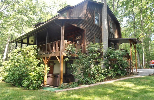 6BR Lake Access Home, Dock, HotTub, Pet-Friendly–30% Weekly Discount Exc. Summer