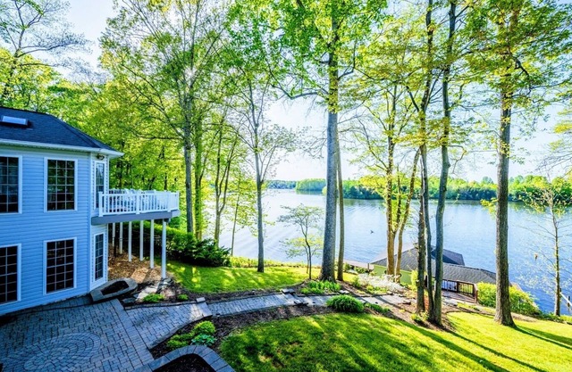 6BR Lakefront Lake Anna, Views, Boat Dock, Hot Tub