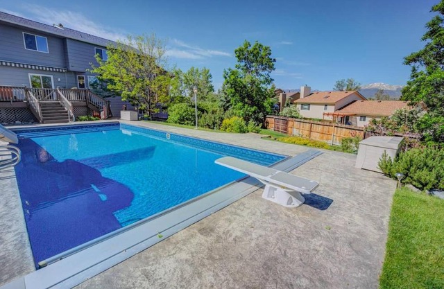 6BR with Pool & Water Slide, Hot Tub, Peak View