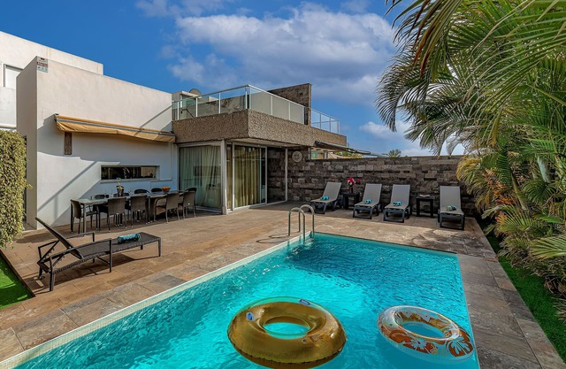 7 bed villa with private heated pool @28º for free & WiFi, 5 min walk from beach