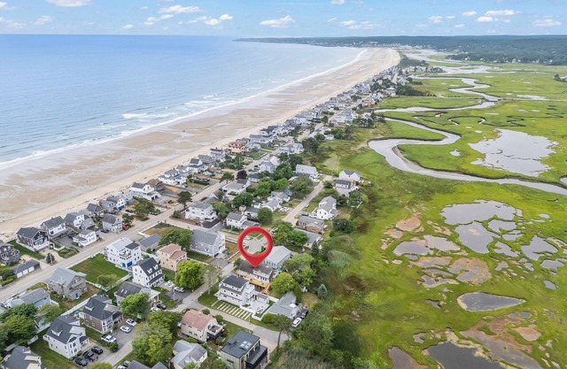 7-bedroom home that sleeps 14. 5-minute walk to Moody Beach