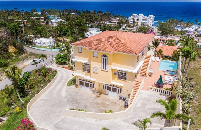 7 Bedroom House with Infinity Pool and Ocean Views