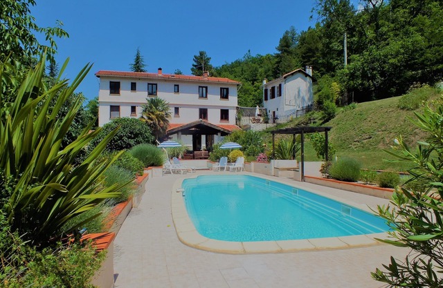 7-bedroom house with pool, excellent facilities and stunning mountain views