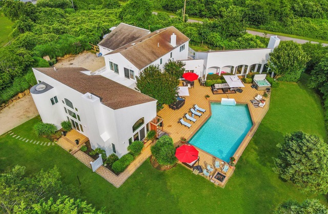 7 Bedroom Villa Retreat Overlooking Lake Montauk