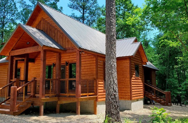 7 Cedars: Romantic Couples Retreat with Creek & Hot Tub!" 🌲💑🛁