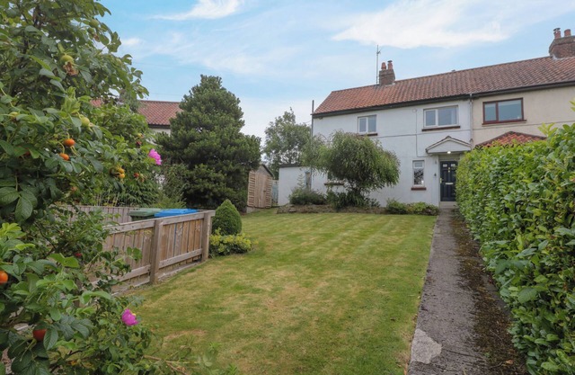 7 DALE END, pet friendly, character holiday cottage in Danby