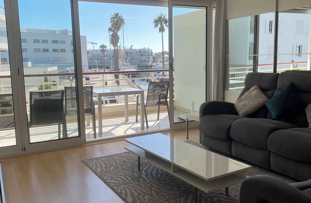 7 Degrees South, Luxurious 2 Bedroom Marina Water Side Apartment