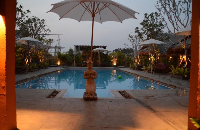 #7 DIRECTLY BESIDE SALT WATER POOL - RELAXING, RESTORATIVE, QUIET