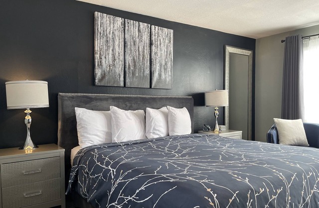 #7 King- View of Lake Superior, 2 minute walk to Burlington Bay!