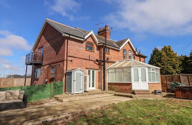 7 KINGSFIELD COTTAGES, pet friendly, with hot tub in Bridlington