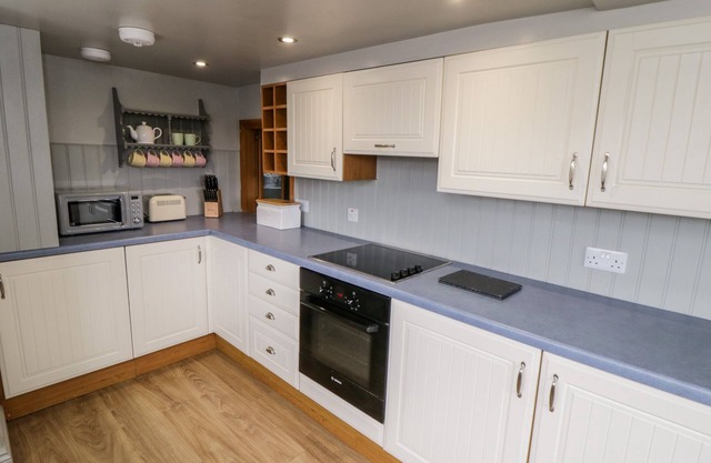 7 LILAC TERRACE, romantic, character holiday cottage in Danby