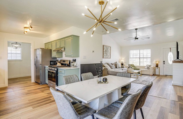 7 Mi to Lake Bridgeport: Home w/Yard & Grill!