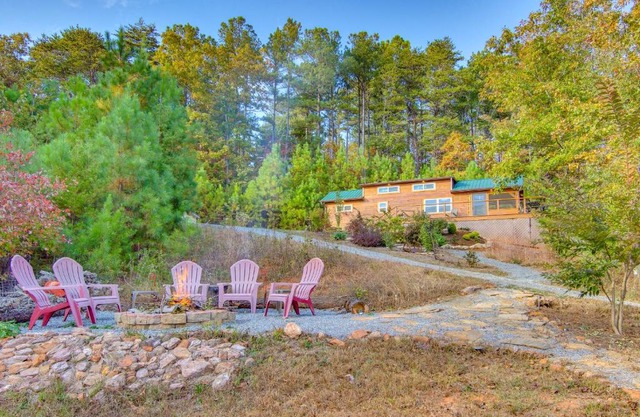 7 Mi to Lake Lure Mill Spring Cabin with Hot Tub