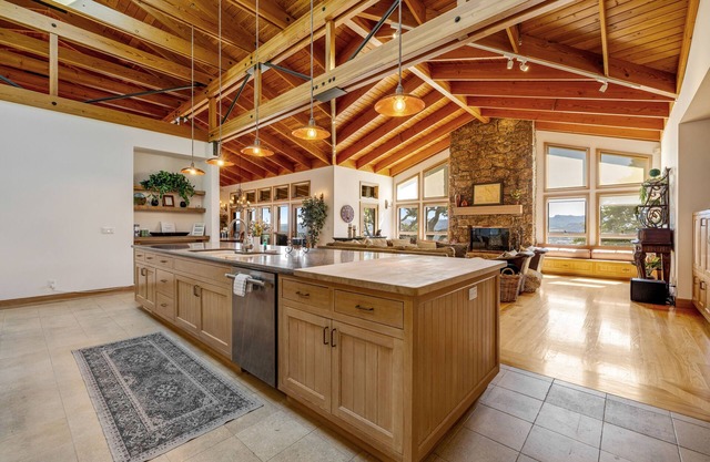 70-acre luxury vineyard estate with 360-degree view, lap pool, hot tub - dogs OK