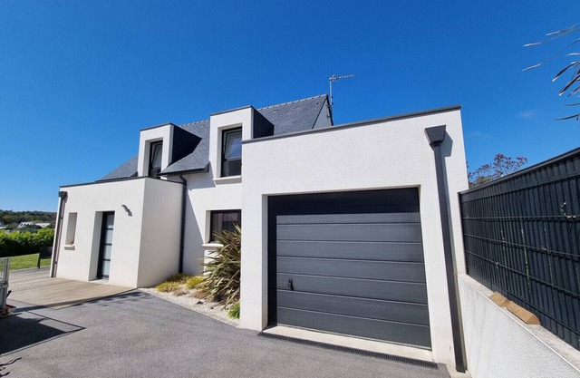 710-Modern villa 100m from the beach