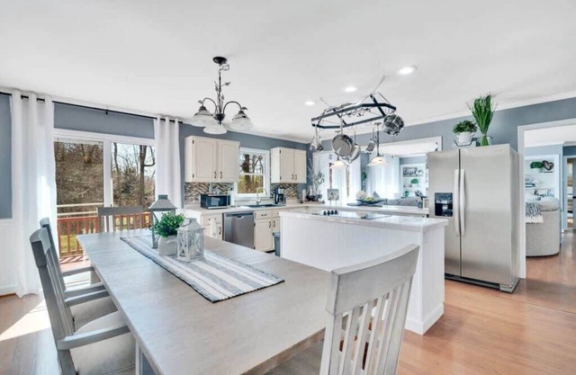 8 Br~Sleeps 24~Hot Tub~Game Room~Dog Friendly!