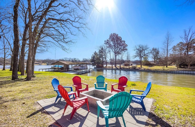 8 Free Kayaks! First Oak Paradise on Cedar Creek Lake