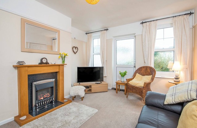 8 Garn Ingli, Holiday Home Fishguard, Sleeps 5, 3 bedrooms, bathrooms