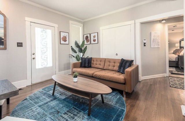 8 guests~Pool~Steam Room!~Great Midtown Memphis Location