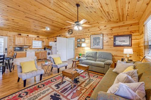 8 Mi to Chattooga River Pet-Friendly Mtn Cabin
