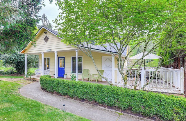 8 Mi to Columbia River Gorge: Cottage w/Deck!