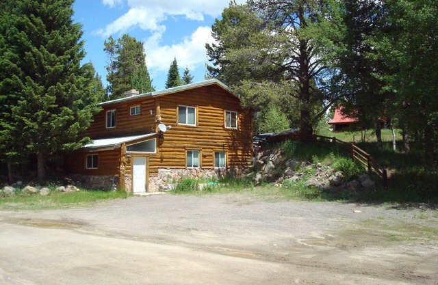 8 miles from Yellowstone! - Parking for Toys! - Grill & Firelplace - Smart TV