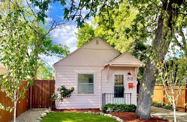 8 mins from U of O, Central/Funky/Fun!