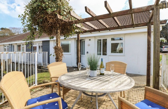 8 MUNDAY COTTAGES, country holiday cottage, with a garden in Yarmouth