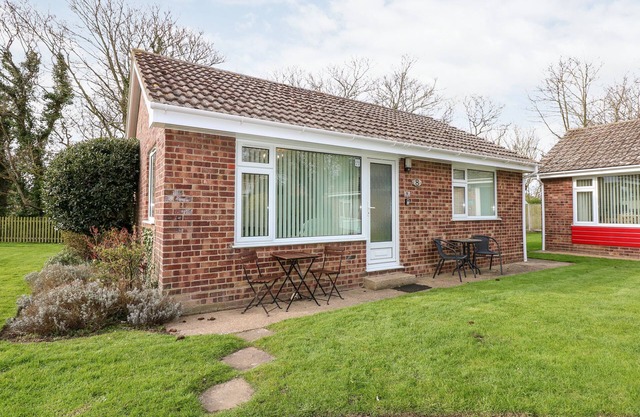 8 ROYAL CHALET PARK, pet friendly, with a garden in Mundesley