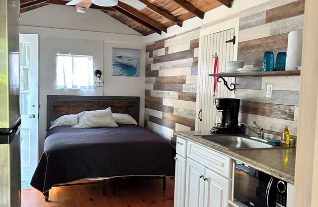 8-Studio Cabin w Kitchen, Enclosed Porch, Bathroom, Sleep2, Beautiful Space,Pool