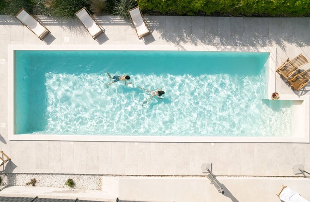 80m2 of luxury, design and comfort. Enjoy in a large garden area & heated pool