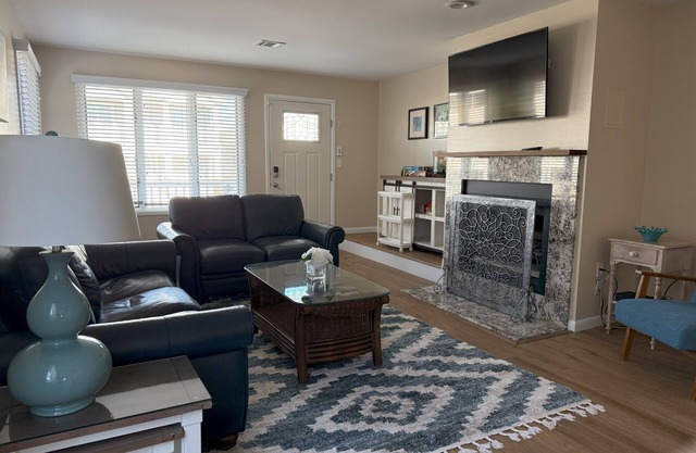 856 Brighton Duplex - 5-bedroom townhome with TONS of Parking