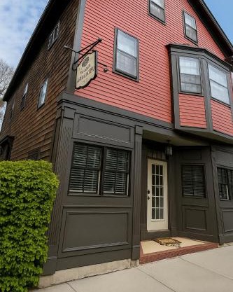 86 Dr Marcus House - Popular Broadway Area