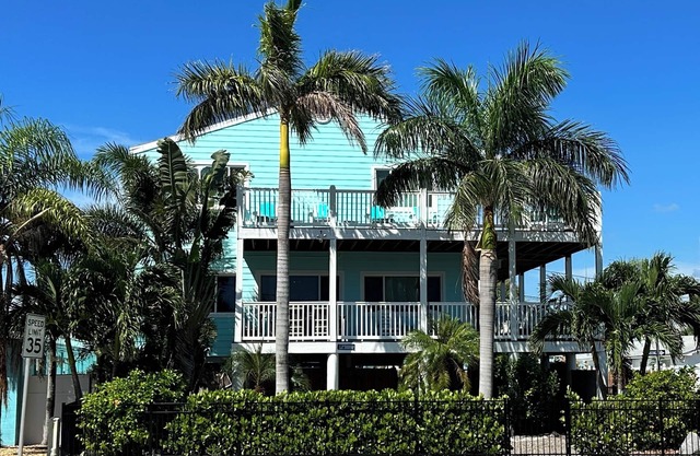 8BR/4BA sleeps up to 20 people! PRIME LOCATION!