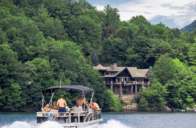 8BR Lakefront Lodge| Hot Tub, Dock, Mountain Views