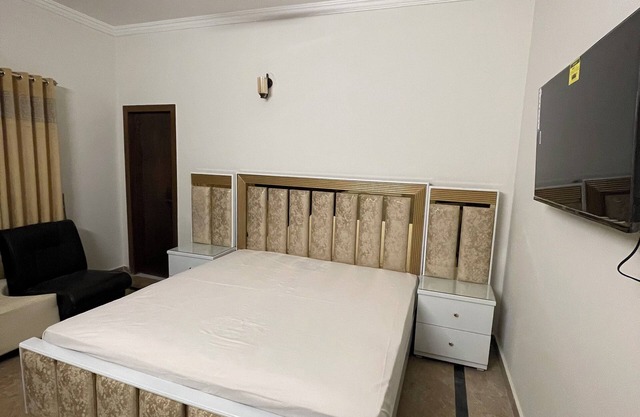 9 Bed Rooms House Featuring stunning mountain view with lush green lawn.