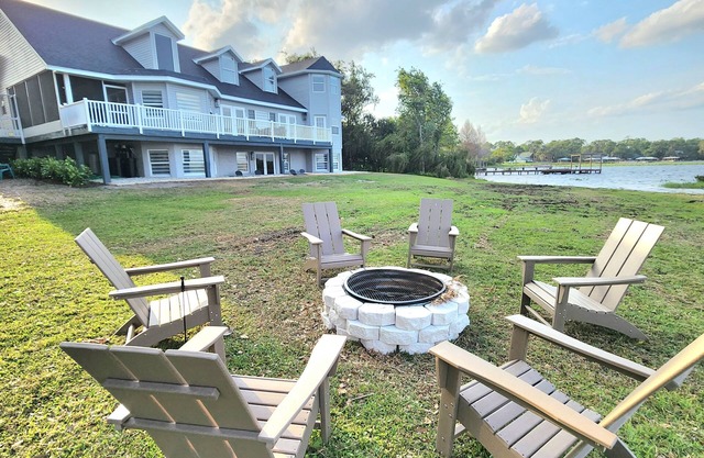 9 Bed/Sleeps 25 Waterfront Home on Lake Josephine