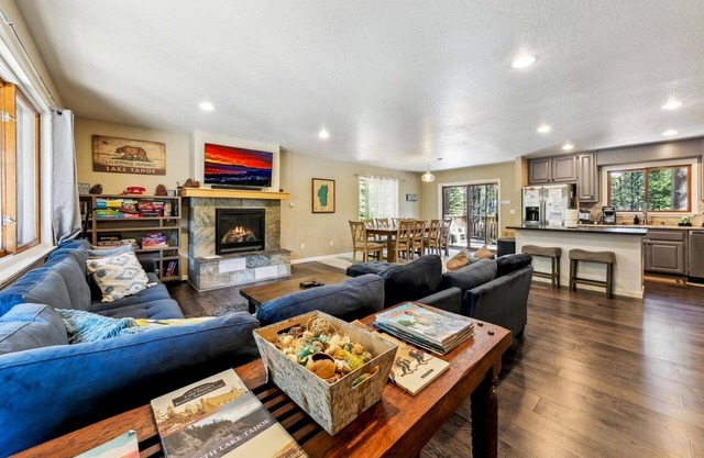 9 Beds, Hot Tub, Dog Friendly, Fenced Yard, Game Room with Pool Table, Near Heavenly