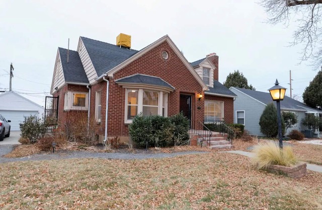 9 BEDS/SLEEPS 10+ — ICONIC SUGARHOUSE HOME